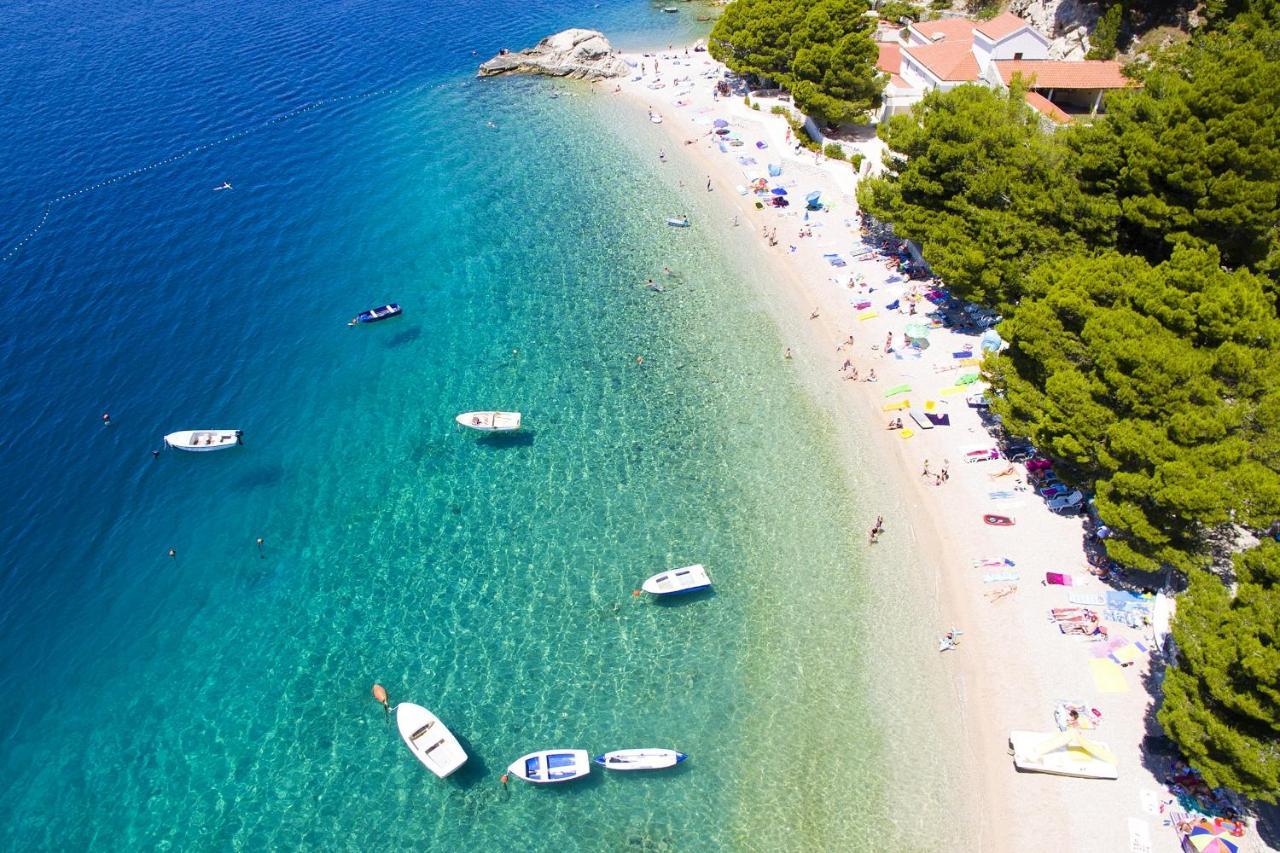 Apartments By The Sea Brela, Makarska - 11821 المظهر الخارجي الصورة