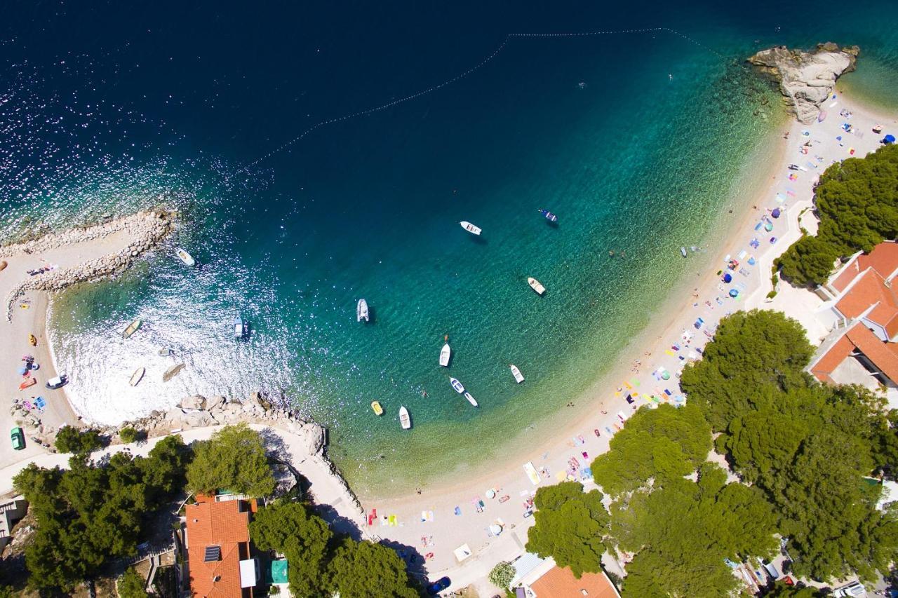 Apartments By The Sea Brela, Makarska - 11821 المظهر الخارجي الصورة