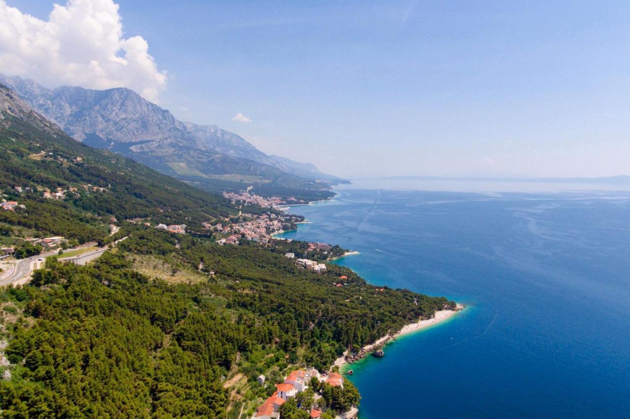 Apartments By The Sea Brela, Makarska - 11821 المظهر الخارجي الصورة