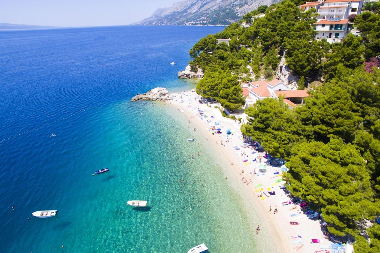 Apartments By The Sea Brela, Makarska - 11821 المظهر الخارجي الصورة