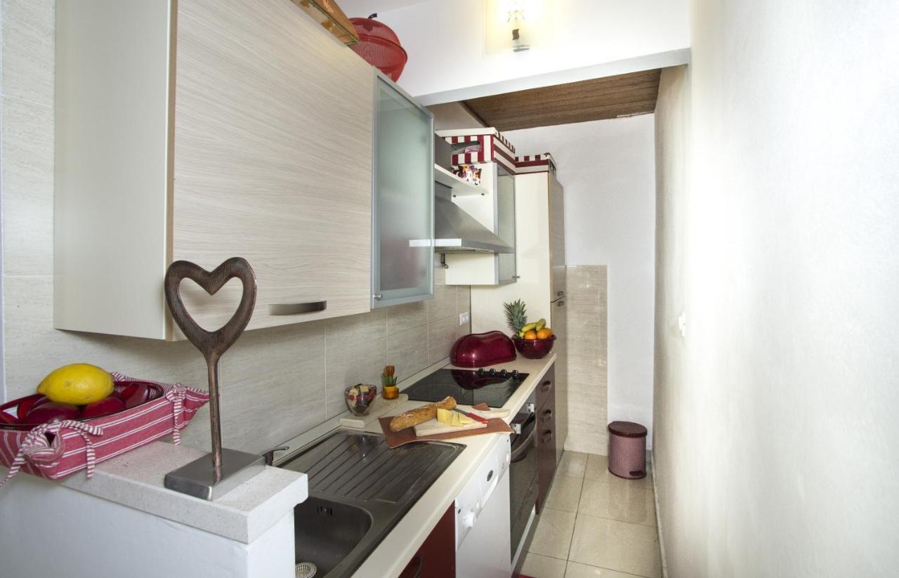 Apartments By The Sea Brela, Makarska - 11821 المظهر الخارجي الصورة