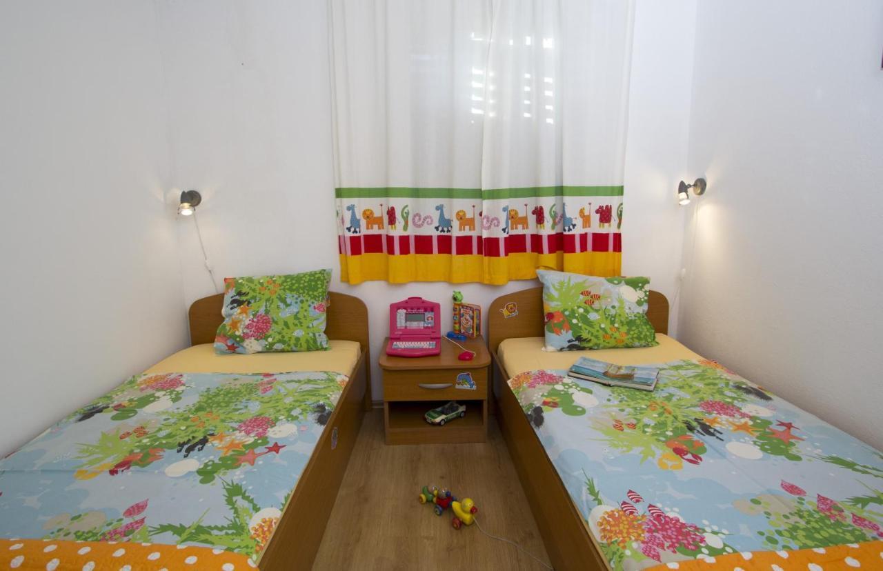 Apartments By The Sea Brela, Makarska - 11821 المظهر الخارجي الصورة